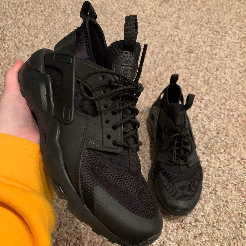 Black Nike Huarache Run